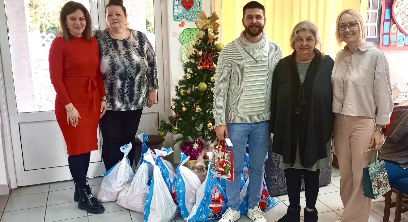 Dana 26.11.2025. godine, u Kulturnom centru grada Zrenjanina, održana je humanitarna akcija pod nazivom „Film za prijateljstvo“, tokom koje je publika imala priliku da pogleda kultni film Lajanje na zvezde, zahvaljujući produkcijskoj kući Komuna.  Zahvaljujemo Rotarakt klubu- Zrenjanin, koji je podržao incijativu Anje Albulj Šijan i realizovao ovu humanitarnu akciju.  Prikupljena sredstva namenjena su Dnevnom boravku za odrasla lica sa telesnim invaliditetom i intelektualnim teškoćama „Naša priča“, za kupovina stalka za pametnu tablu, koji će doprineti unapređenju rada i svakodnevnih aktivnosti korisnika ovog boravka.